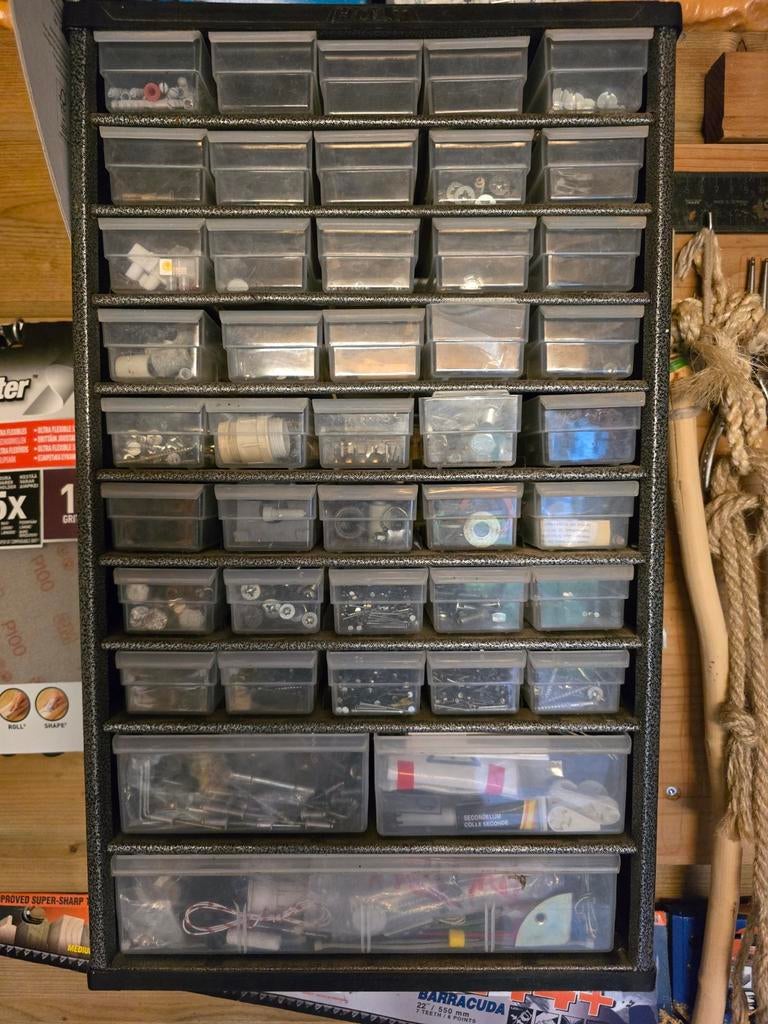 Sorteerkast met ijzerwaren, Ophalen