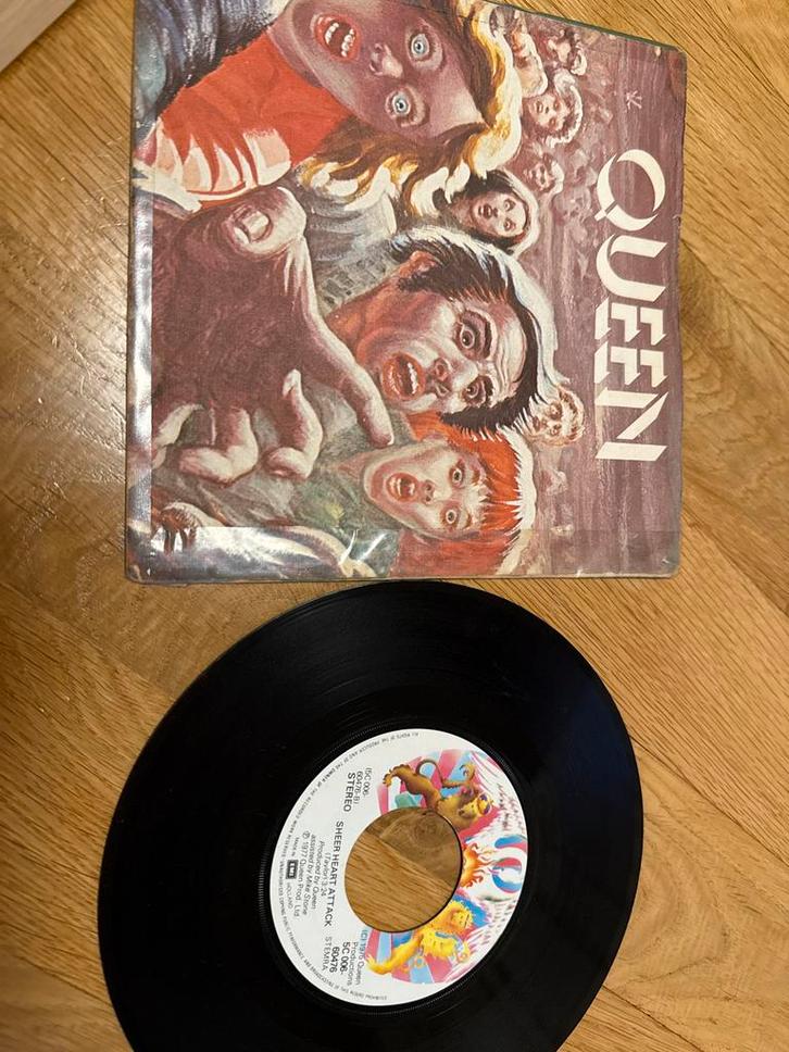 Queen - Spread Your Wings / Sheer Heart Attack (Single), Cd's en Dvd's, Vinyl Singles, Gebruikt, Single, Rock en Metal, 7 inch