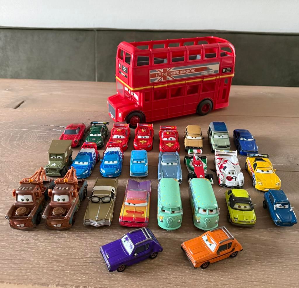 26 cars auto’s en dubbeldekker bus., Ophalen of Verzenden, Zo goed als nieuw