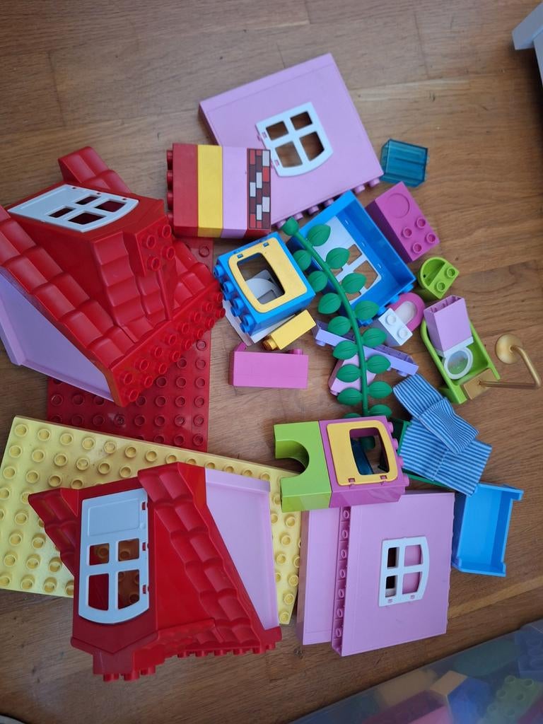 Duplo huis met bad, wc, bedden, Kinderen en Baby's, Speelgoed | Duplo en Lego, Gebruikt, Ophalen of Verzenden, Duplo, Inclusief accessoires