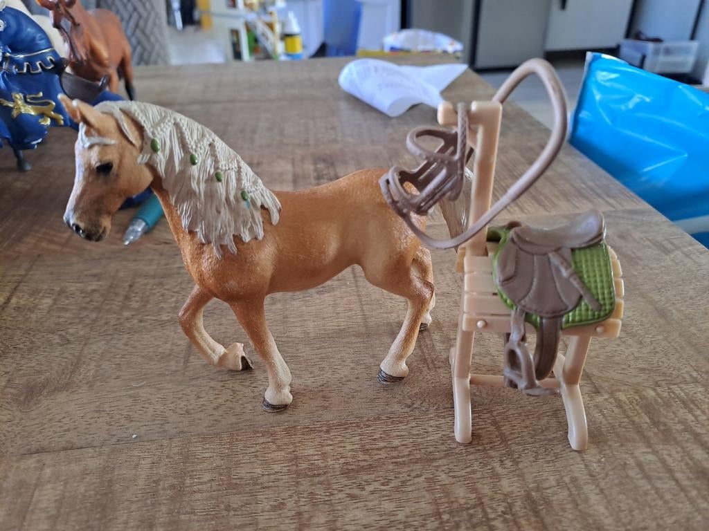 Schleich paard met tuig, Ophalen of Verzenden, Zo goed als nieuw