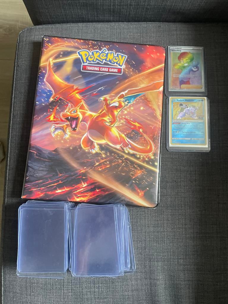 Pokémon kaarten set: 50 hoesjes, 2 kaarten en 1 map, Ophalen of Verzenden, Zo goed als nieuw, Overige typen, Foil