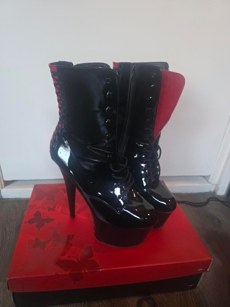 Pleaser zwart/rode burlesque enkellaarsjes, Kleding | Dames, Schoenen, Ophalen of Verzenden, Nieuw, Zwart