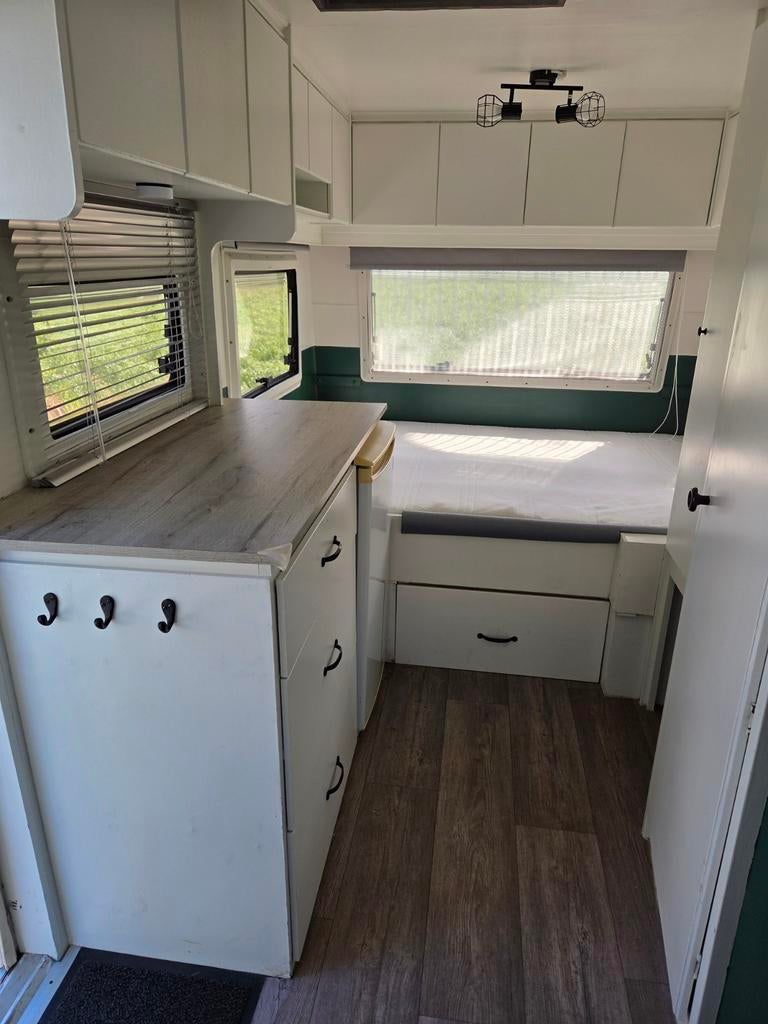 Caravan Hobby 460 met stapelbed inclusief voortent en luifel, Hobby, 750 - 1000 kg, Particulier, Koelkast