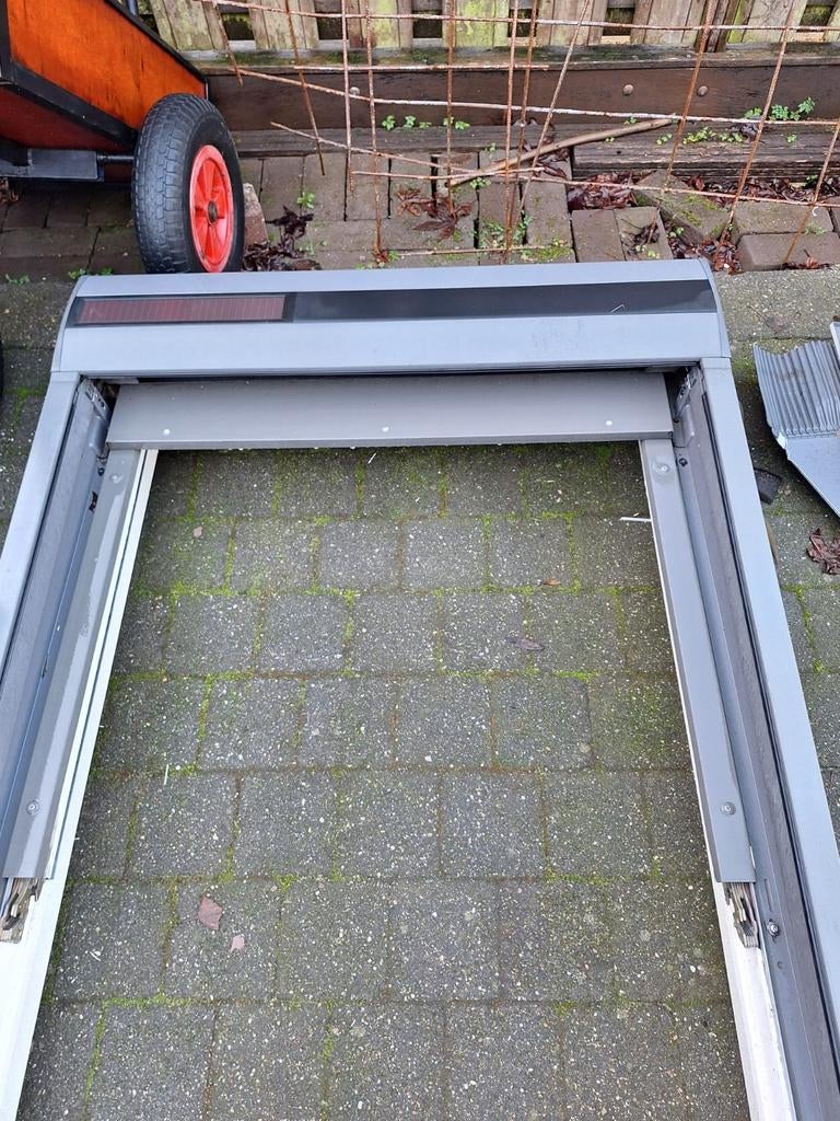 Electrische velux rolluik, Doe-het-zelf en Verbouw, Kozijnen en Schuifpuien, Raamkozijn, 75 tot 150 cm, Hout, Ophalen