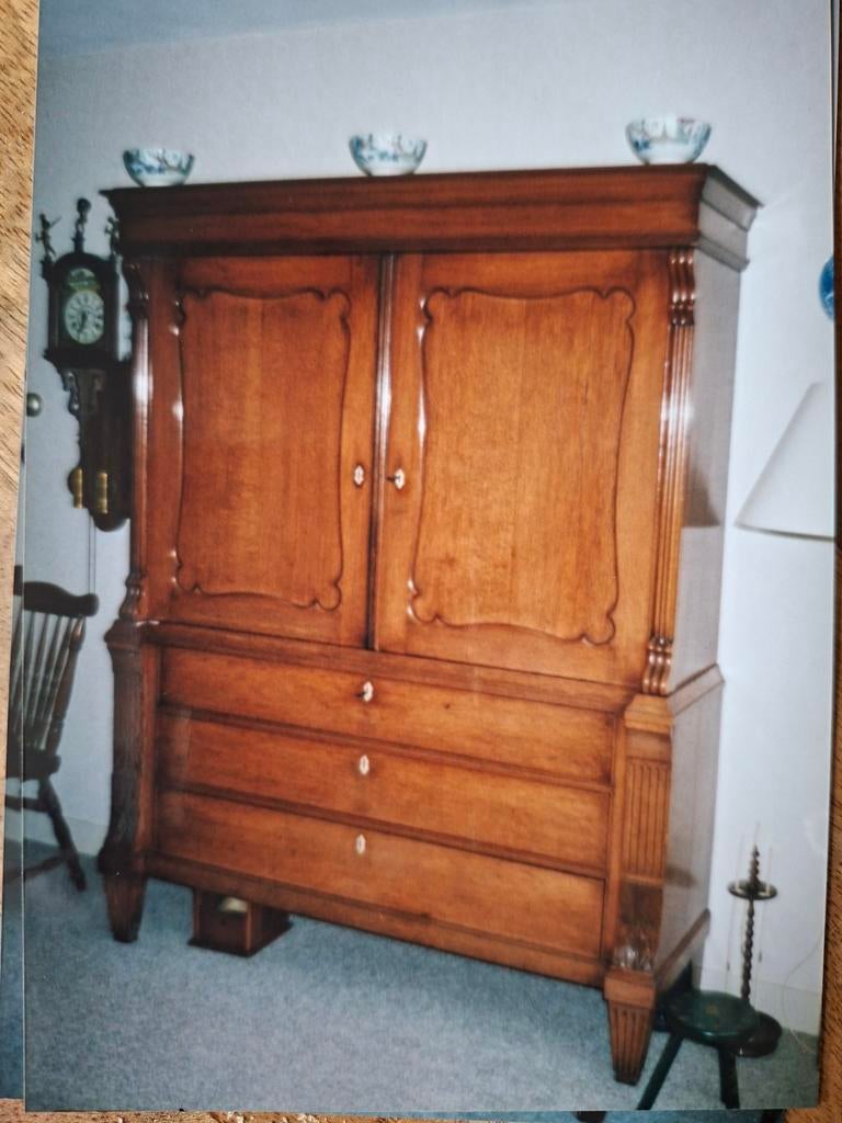 Antiek kabinet linnenkast kast met toog en schalen., Ophalen