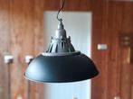 Zwarte hanglamp met metalen details, Huis en Inrichting, Lampen | Hanglampen, Ophalen of Verzenden