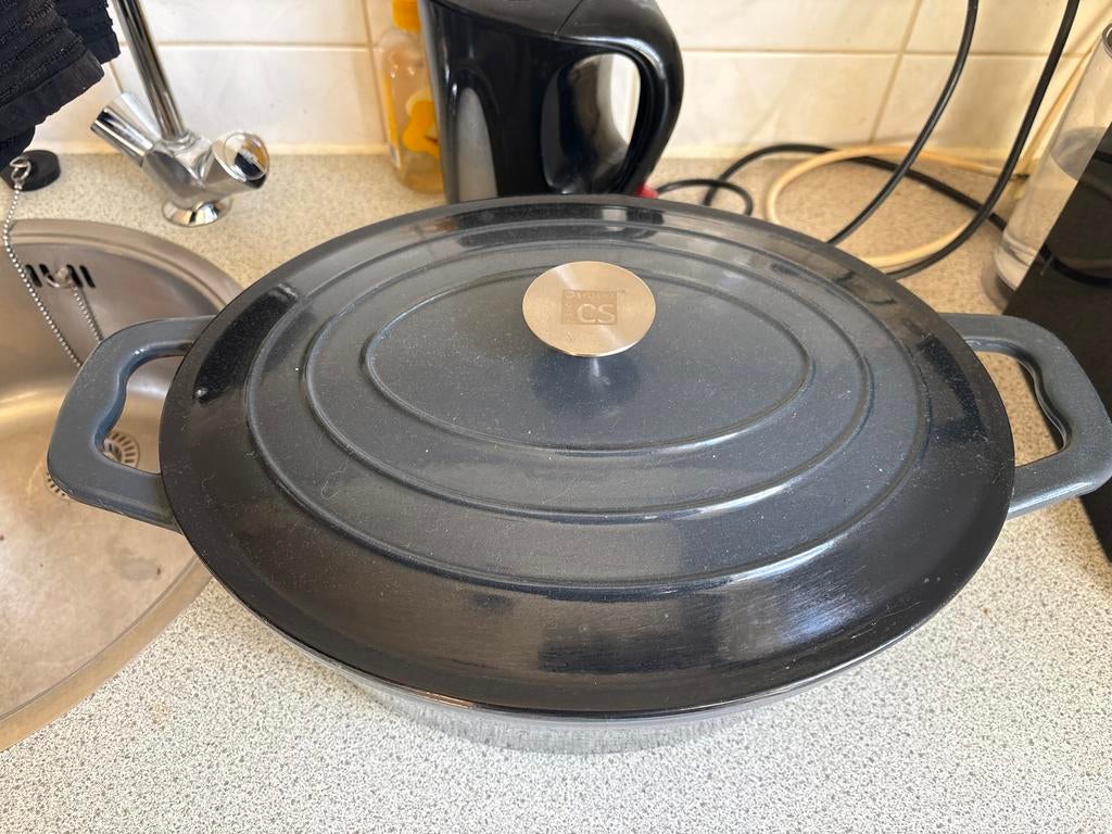 Gietijzeren Kookpan met Deksel - Zwart, Kookpan of Snelkookpan, Ophalen of Verzenden, Zo goed als nieuw, Gietijzer