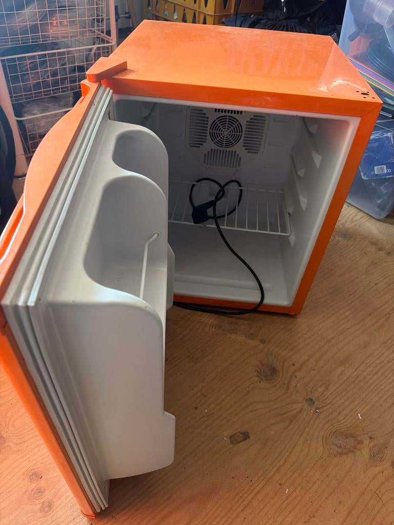 Oranje camping koelkast - Ideaal voor WK!, Ophalen, Minder dan 75 liter, Zonder vriesvak, Gebruikt