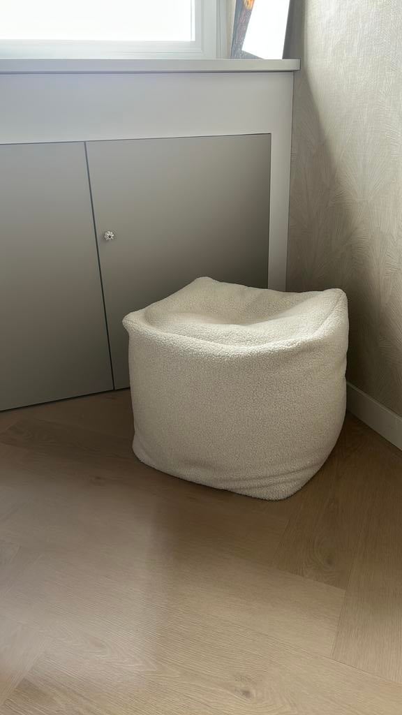 Super leuke beige teddy poef, Huis en Inrichting, Banken | Voetenbanken en Poefen, Japandi, Vierkant, Minder dan 50 cm, Ophalen of Verzenden