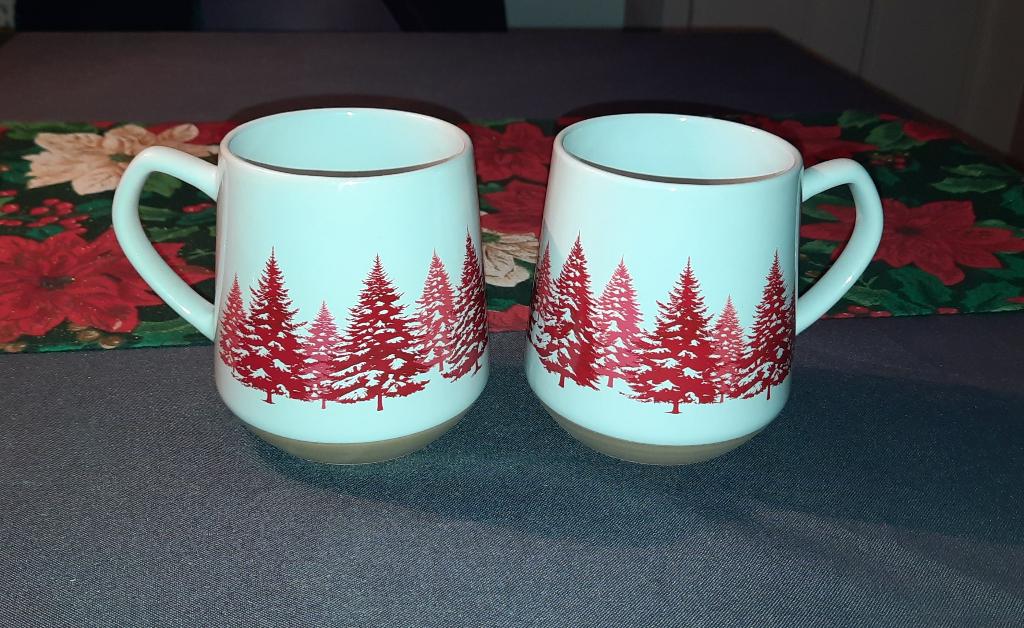 NIEUW 2 MOKKEN KOPPEN à 250 ml KERAMIEK DENNENBOMEN KERST, Keramiek, Nieuw, Ophalen of Verzenden, Overige stijlen