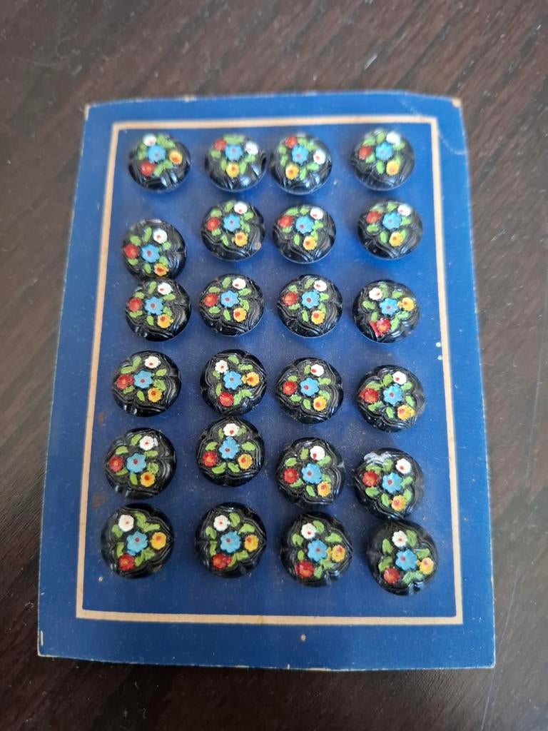 Vintage Tsjechische handgemaakte glazen knopen op kaart, Antiek en Kunst, Ophalen of Verzenden