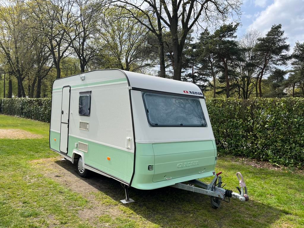 Adria Caravan– Volledig Gerenoveerde Caravan in Topstaat, Caravans en Kamperen, Caravans, Particulier, 500 - 750 kg, Adria