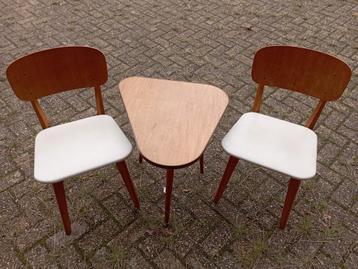 Vintage tafeltje en stoelen beschikbaar voor biedingen
