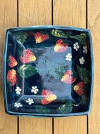 Vic’s schaaltje hand painted met aardbeien, Ophalen of Verzenden, Zo goed als nieuw, Overige stijlen, Schaal of Schalen