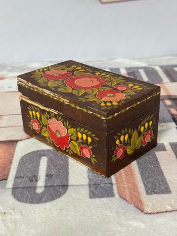 Antiek vintage sieradendoos hout gelakte doos Kashmir India beschikbaar voor biedingen