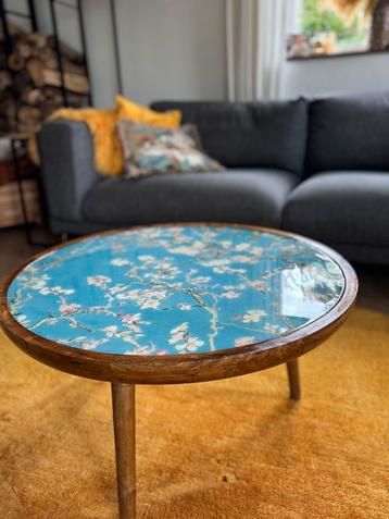 Vintage style salontafel met van gogh print en epoxy beschikbaar voor biedingen