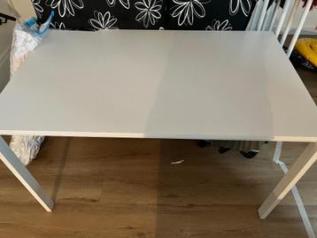 Eettafel/bureau beschikbaar voor biedingen