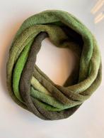 Nieuwe gebreide sjaal van Shetland wol in groen, Kleding | Dames, Ophalen of Verzenden, Nieuw, Sjaal