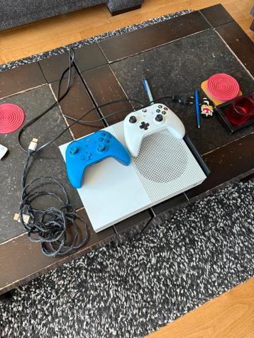 Xbox one s 2 controllers beschikbaar voor biedingen