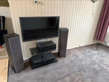 Lcd TV Inclusief Steun Mag in delen-met stereo en speakers. beschikbaar voor biedingen