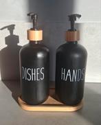 Zwart zeeppompje en pompje voor afwasmiddel met bamboe plank, Ophalen of Verzenden, Gebruikt