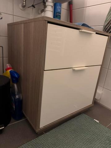 Kast met lades beschikbaar voor biedingen