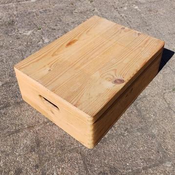 Houten opbergkist met deksel beschikbaar voor biedingen