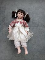 Een grote Porseleinen pop in schuine houding, Verzamelen, Poppen, Ophalen of Verzenden, Gebruikt, Pop