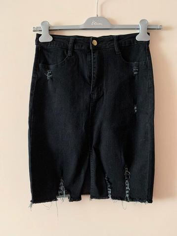 Zwarte rok met gerafelde details, maat M beschikbaar voor biedingen