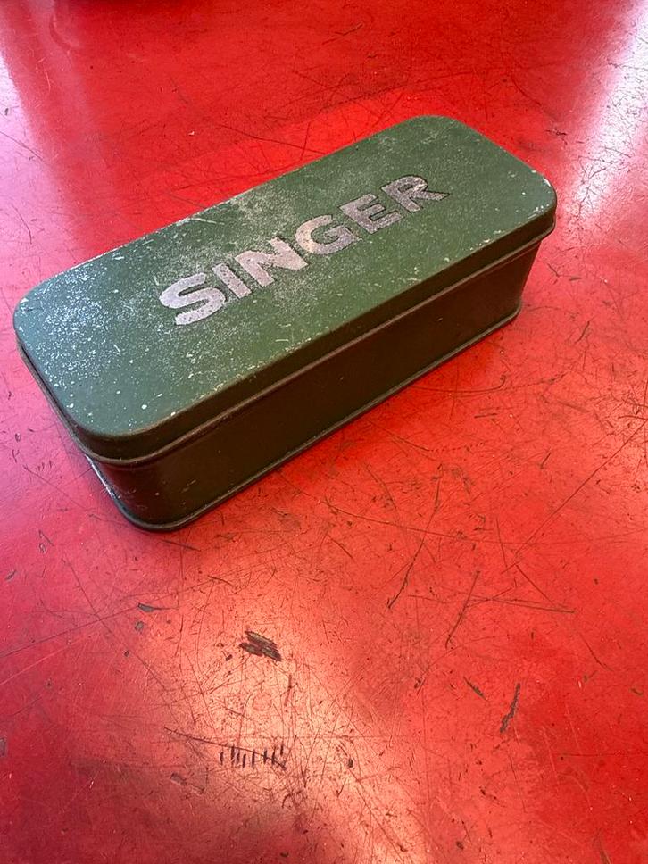 Vintage Singer Naaimachine Toebehoren Doos, Hobby en Vrije tijd, Naaimachines en Toebehoren, Gebruikt, Toebehoren, Singer, Ophalen