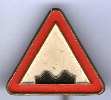 Verkeersbord zilverkleurig speldje ( X_033a ) beschikbaar voor biedingen
