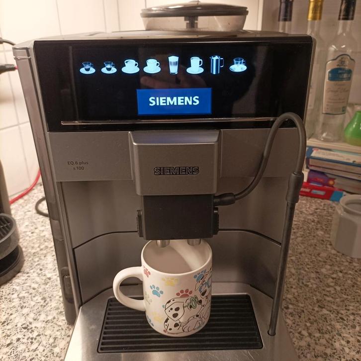Siemens EQ6 plus S100 Volautomaat koffiemachine, Witgoed en Apparatuur, Koffiezetapparaten, Gebruikt, Gemalen koffie, Koffiebonen