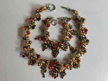 Kleurrijke Ketting en armband met bedels beschikbaar voor biedingen