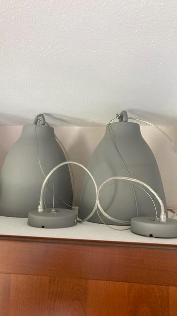 Twee grijze hanglampen beschikbaar voor biedingen