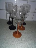 5 moderne wijnglazen met gekleurde steel, Huis en Inrichting, Keuken | Servies, Glas of Glazen, Ophalen of Verzenden, Overige stijlen