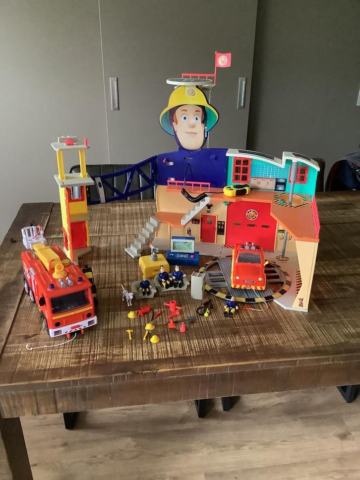 Brandweerman Sam kazerne en wagens, Kinderen en Baby's, Speelgoed | Poppenhuizen, Gebruikt, Poppenhuis, Ophalen