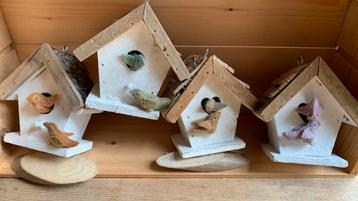 4 verschillende vogelhuisjes met 2vogels voorop de jaartafel