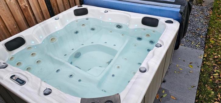 Luxe bubbelbad / jacuzzi te koop, Tuin en Terras, Bubbelbaden en Hottubs, Gebruikt, Vast, Afdekzeil, Filter, Pomp, Ophalen