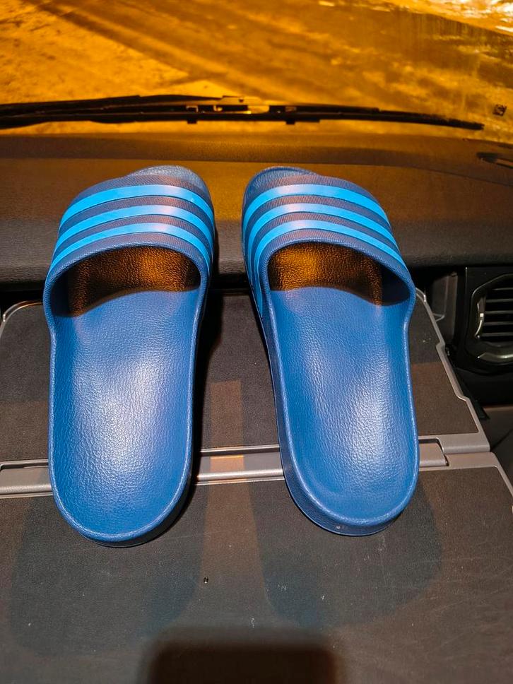 Adidas badslippers maat 44, Kleding | Heren, Sportkleding, Nieuw, Algemeen, Overige maten, Blauw, Ophalen of Verzenden