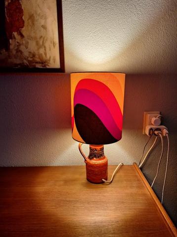 prachtige retro vintage tafellamp met oranje-bruine 70's kap beschikbaar voor biedingen