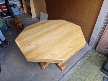 Houten, 8-hoekige tafel beschikbaar voor biedingen
