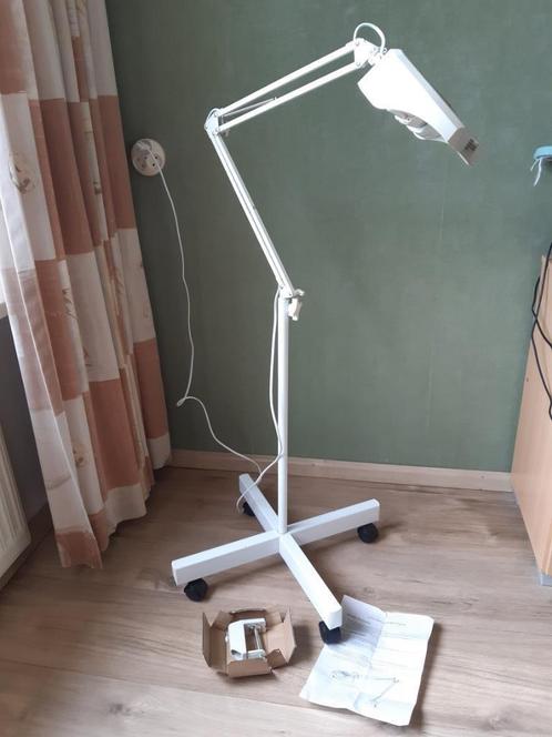 Borduurlamp/loeplamp, Hobby en Vrije tijd, Vergrootglazen, Loepen en Loeplampen, Zo goed als nieuw, Vergrootglas of Loep, Ophalen