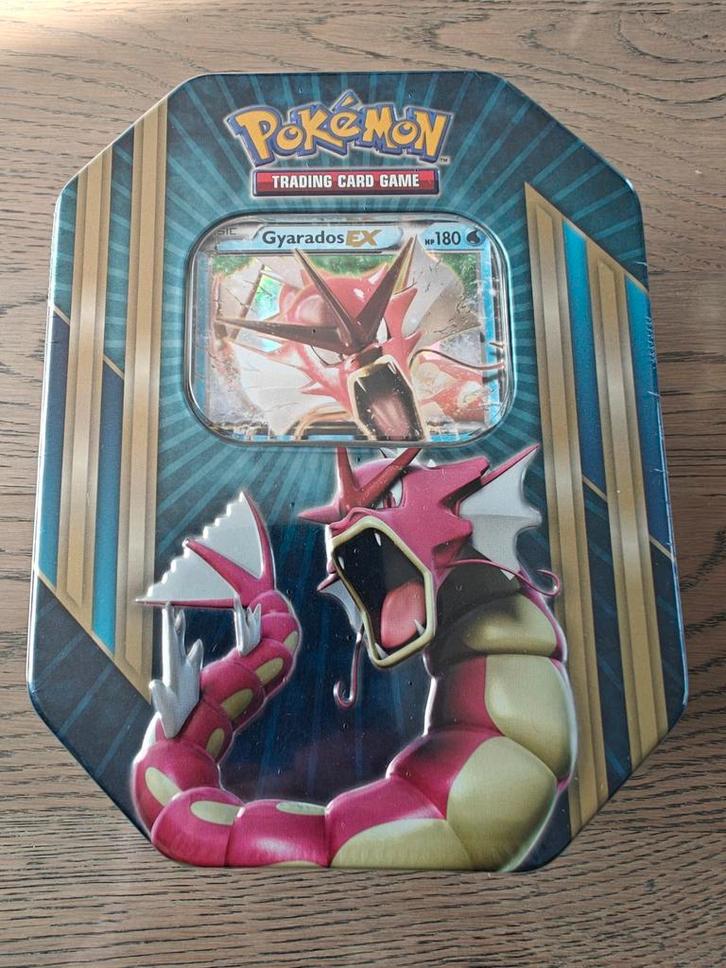 Pokemon Shiny Red Gyarados EX tin Sealed uit 2016 !, Hobby en Vrije tijd, Verzamelkaartspellen | Pokémon, Nieuw, Boosterbox, Foil
