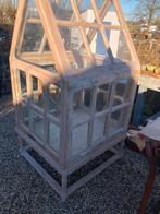 Brocante kasje gemaakt van oude ramen., Ophalen