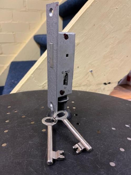 Wilka Smal slot Doornmaat 15mm + 2 sleutels NIEUW € 5.00, Hobby en Vrije tijd, Knutselen, Nieuw, Materiaal, Ophalen of Verzenden