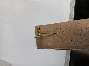 Metalen speldje van  Biwanto. beschikbaar voor biedingen