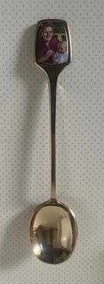 Lepeltje Kon. Juliana met Beatrix. Lengte 11 cm., Ophalen of Verzenden, Gebruikt, Nederland, Speld(je) of Lepel(tje)