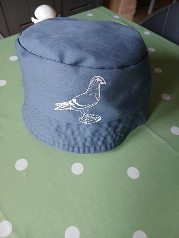 Blauwe Bucket Hat met postduif beschikbaar voor biedingen