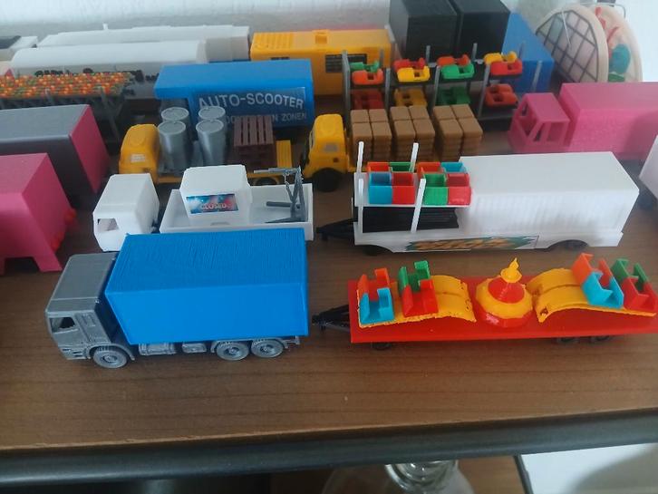 Break Dance KERMIS middenbouw en een aanhangwagen, Hobby en Vrije tijd, Modelbouw | Auto's en Voertuigen, Nieuw, Truck, 1:50 of kleiner